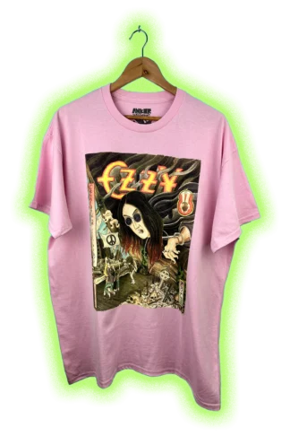 Camiseta rosa CHILDREN OF THE GRAVE de ANKOR, ilustración de Mariano «El Tata» Martínez, vista frontal